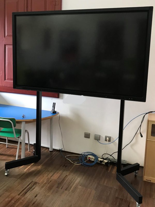 suporte monitor  600x800 - Suporte Móvel para Painel Interativo Promethean